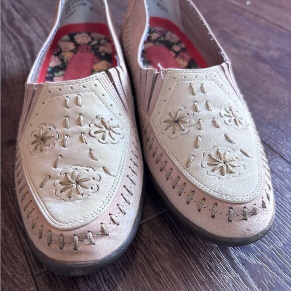 6.5 Women’s Hush Puppies Slip on Suede Shoes Embroidered Floral Flats - Picture 3 of 9